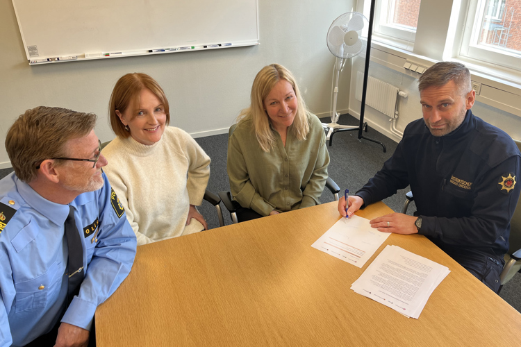 Bild: (från vänster) Michael Johansson, lokalpolisområdeschef Botkyrka, Charlotte Lagerkvist, tf kommundirektör, Anna Mellström, vd Botkyrkabyggen och Magnus Carderos, distriktschef Botkyrka/Salem Södertörns brandförsvarsförbund.
            